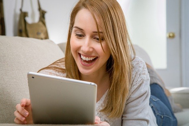 Mujer utilizando una tablet