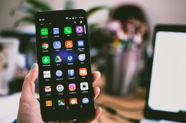 Las aplicaciones que te harán entretener en tu casa 2 Hombre con un celular en la mano con aplicaciones de entretenimiento